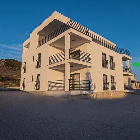 Casa Leda Banjol *